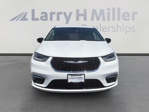 Used 2024 Chrysler Pacifica Touring-L FWD image 8