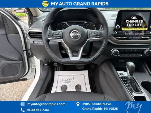Used 2025 Nissan Altima 2.5 SV FWD image 13