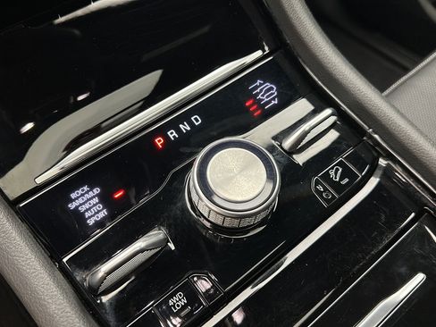 Used 2023 Jeep Grand Cherokee Overland AWD/4WD image 23