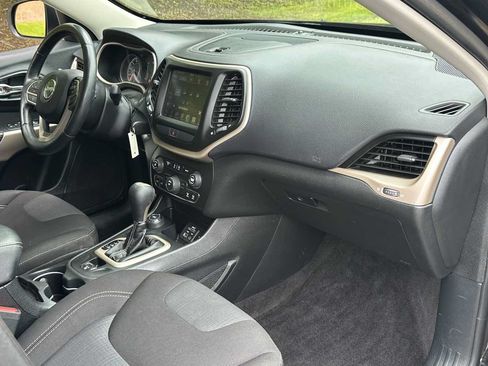 Used 2017 Jeep Cherokee Latitude w/ Cold Weather Group AWD/4WD image 26