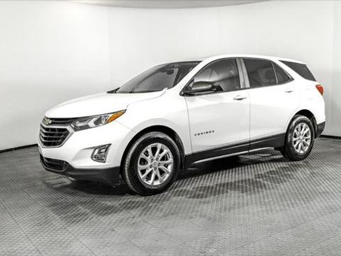 Used 2020 Chevrolet Equinox LS w/ LS Convenience Package FWD image 2