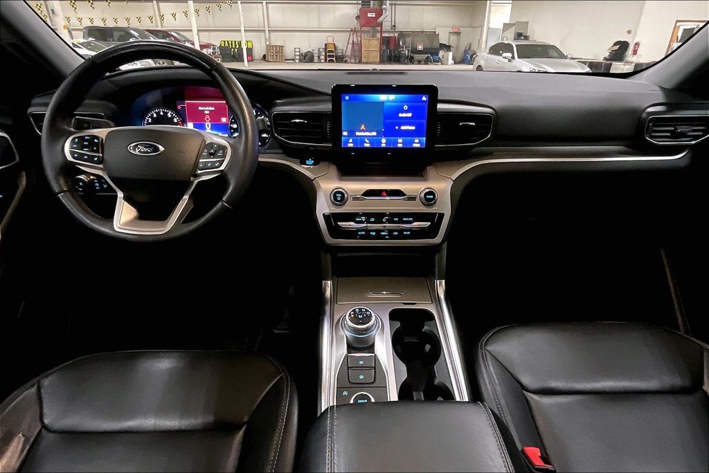 Used 2020 Ford Explorer XLT w/ Equipment Group 202A AWD/4WD image 14