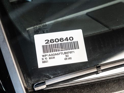 Certified 2026 Porsche Macan AWD/4WD image 28