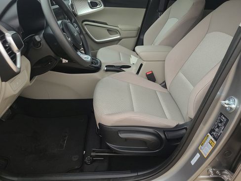Used 2025 Kia Soul LX w/ LX Technology Package FWD image 14