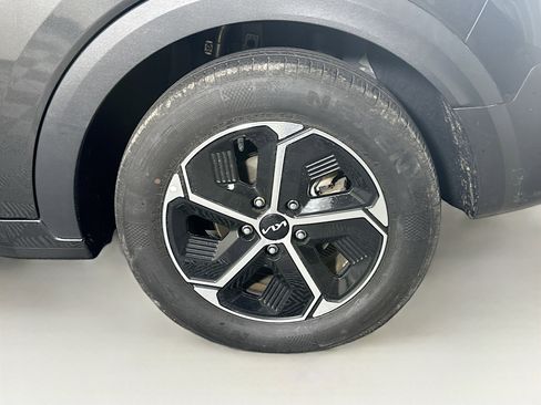 Used 2023 Kia Niro LX image 11