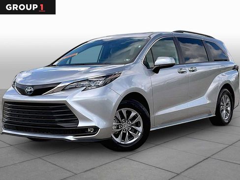 Used 2025 Toyota Sienna XLE FWD image 1