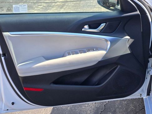 Used 2025 Genesis G70 2.5T image 19