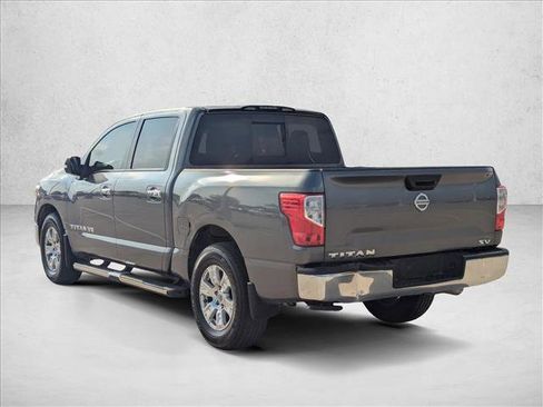 Used 2018 Nissan Titan SV image 7