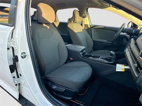 New 2025 Kia K4 LXS image 25