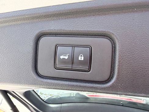 Used 2025 Nissan Pathfinder SV FWD image 28