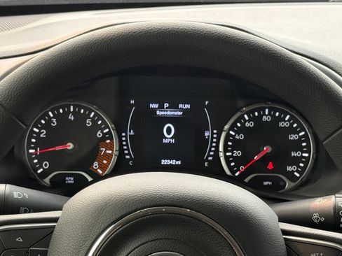 Used 2023 Jeep Renegade Latitude AWD/4WD image 31
