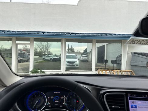 Used 2023 Chrysler Pacifica Touring-L image 13