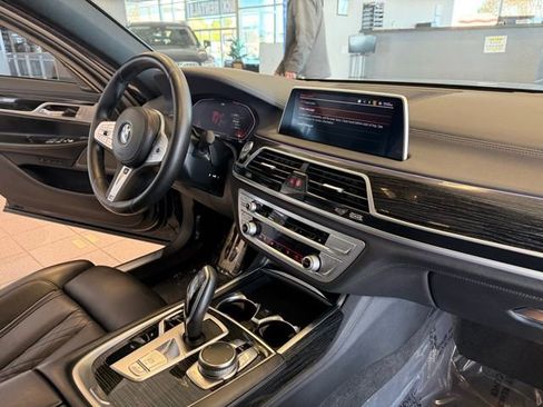 Used 2022 BMW 740i w/ M Sport Package image 29