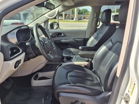 Used 2023 Chrysler Pacifica Touring-L FWD image 17