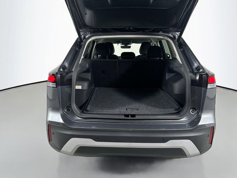 Certified 2025 Volkswagen Tiguan SE image 17