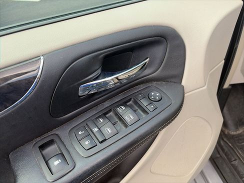 Used 2013 Chrysler Town & Country Touring FWD image 14