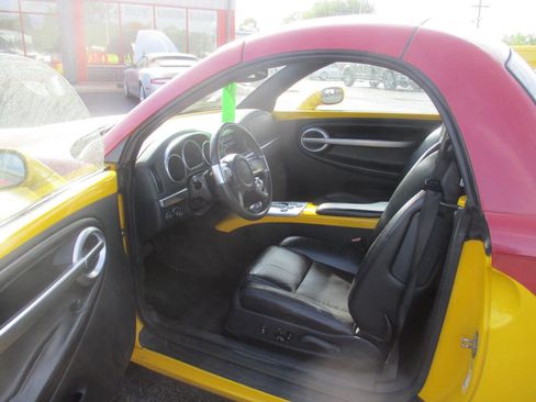 Used 2004 Chevrolet SSR w/ Preferred Equipment Group RWD image 10