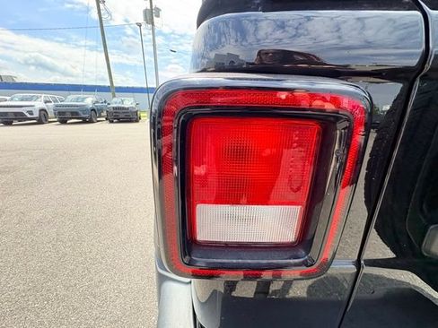 Used 2022 Jeep Wrangler Unlimited Sport AWD/4WD image 16
