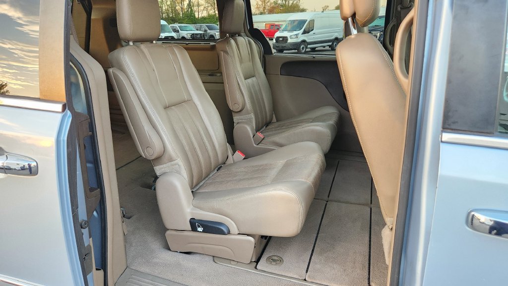 Used 2012 Chrysler Town & Country Touring-L w/ Entertainment Group #2 FWD image 33