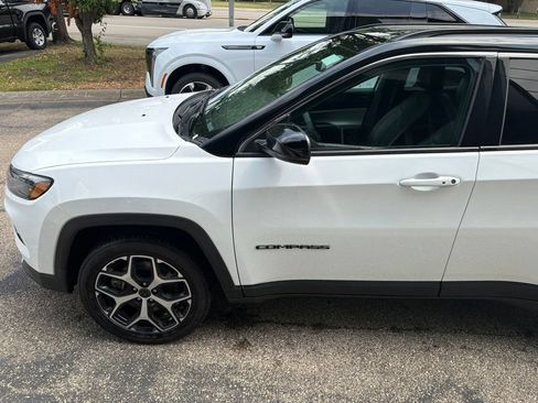 Used 2025 Jeep Compass Limited AWD/4WD image 2