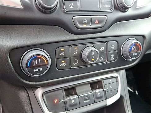 Used 2024 GMC Terrain SLT image 15