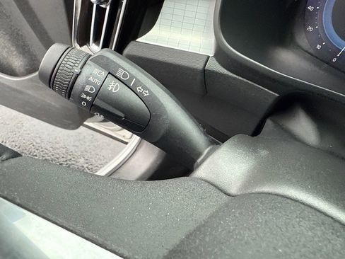 Used 2023 Volvo XC40 B5 Core image 30