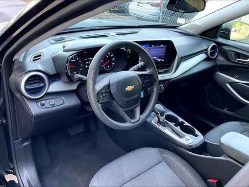 Used 2025 Chevrolet Trax LS FWD image 17