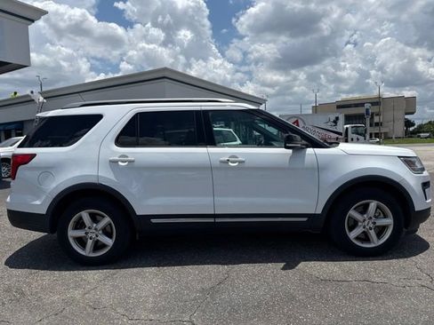 Used 2018 Ford Explorer XLT w/ Equipment Group 202A FWD image 4