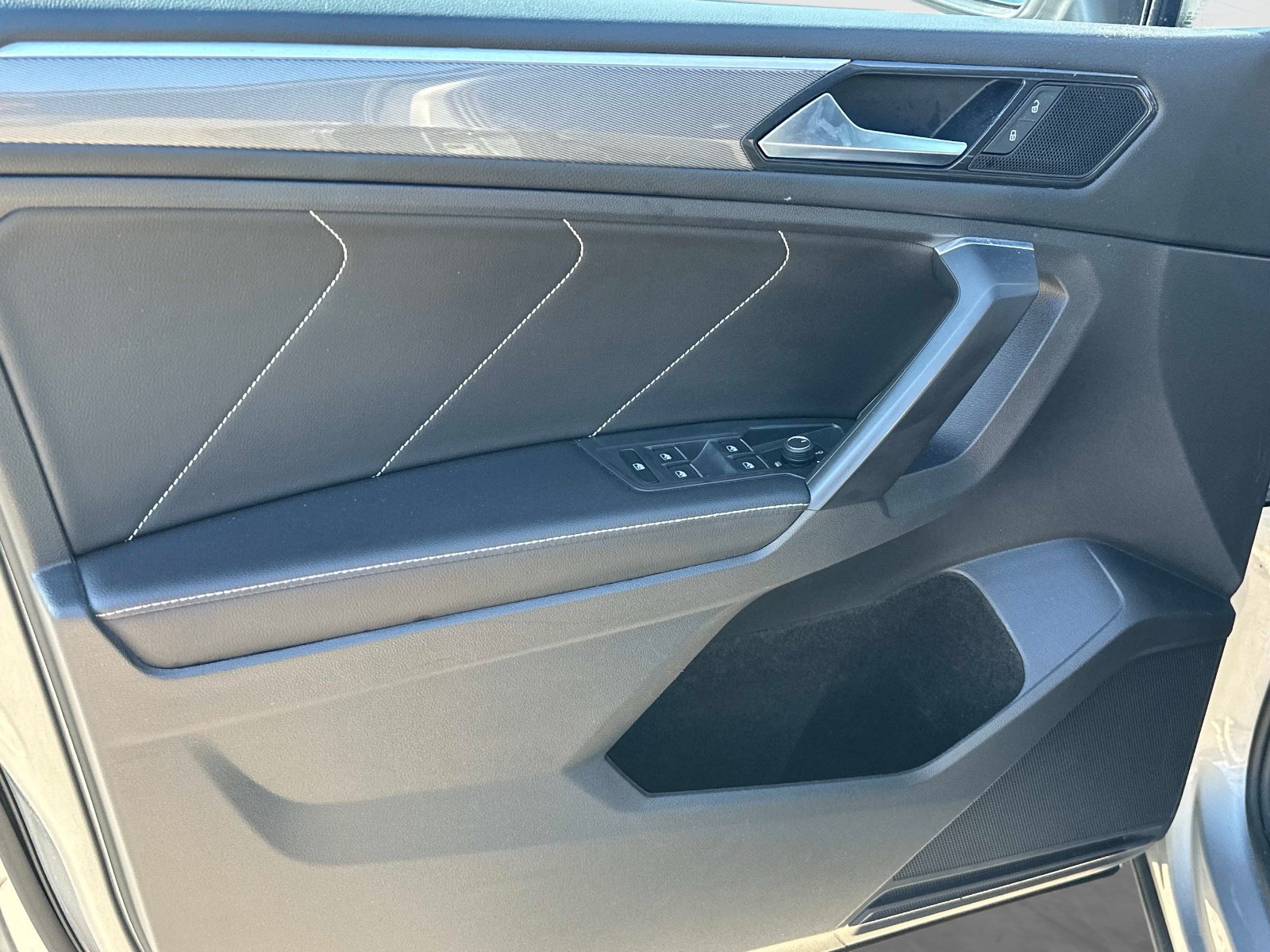 Certified 2023 Volkswagen Tiguan SE R-Line FWD image 14