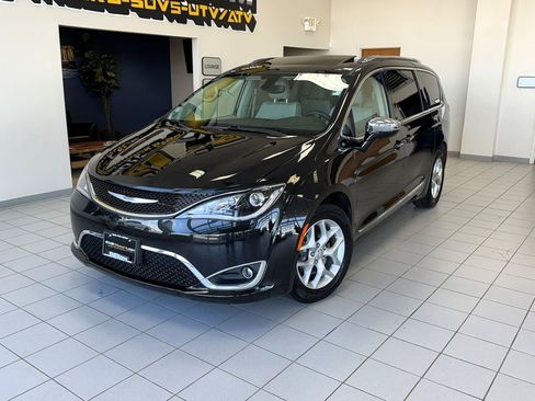 Used 2019 Chrysler Pacifica Limited image 1