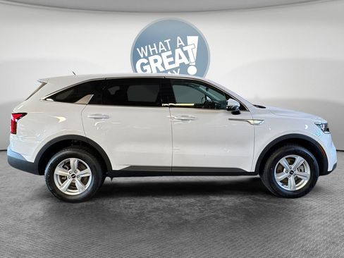 Certified 2023 Kia Sorento LX AWD/4WD image 2
