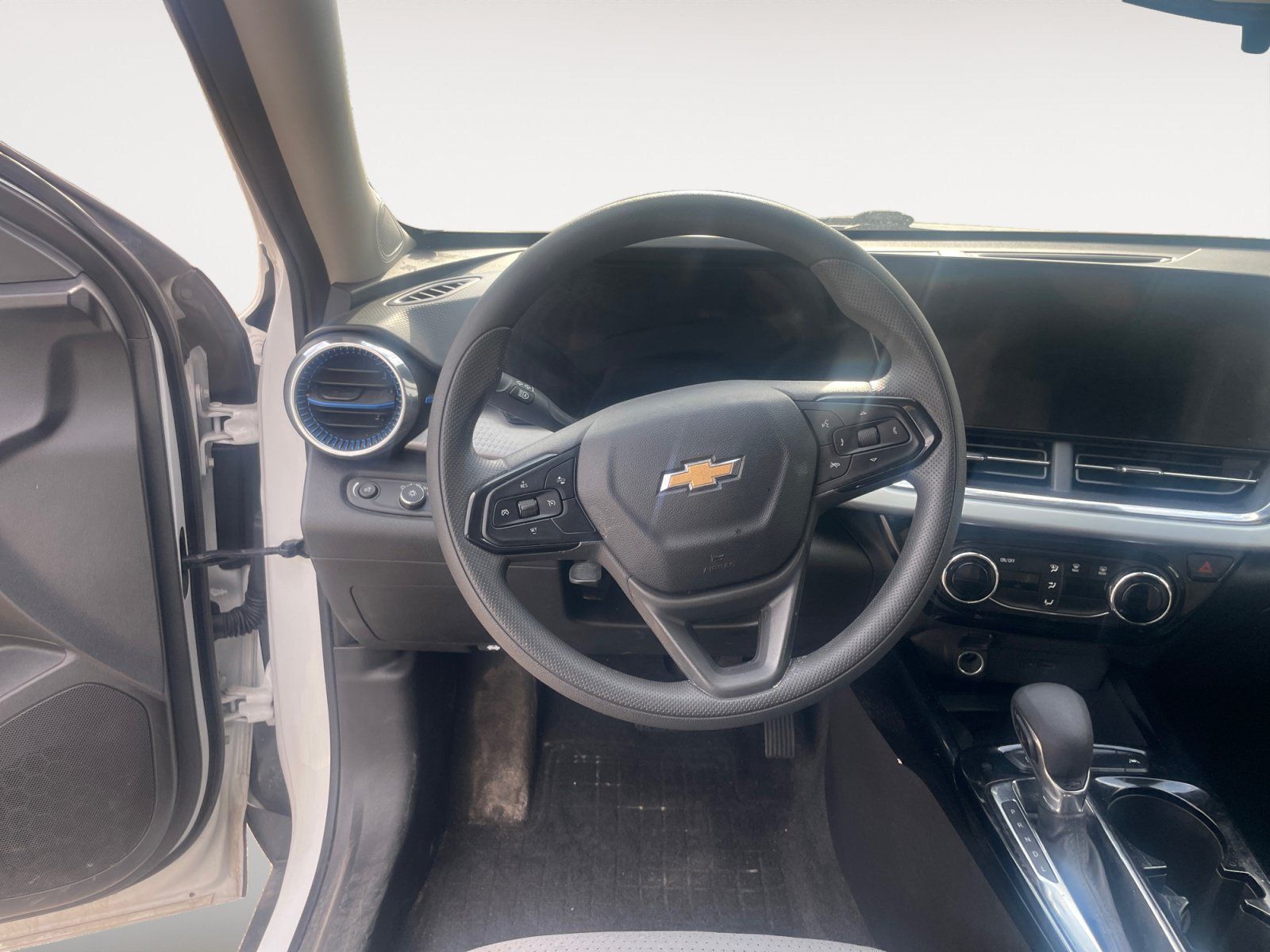 Used 2025 Chevrolet Trax LT w/ Sunroof Package FWD image 12