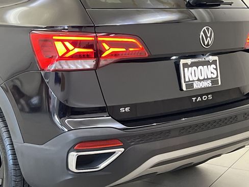 Used 2024 Volkswagen Taos SE w/ Panoramic Sunroof Package FWD image 30