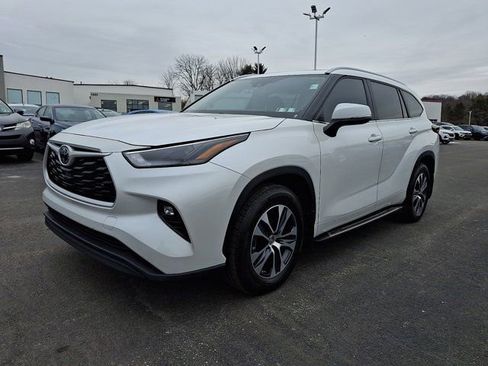 Used 2024 Toyota Highlander XLE FWD image 3