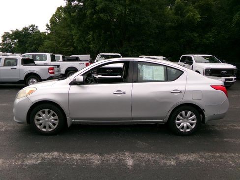 Used 2014 Nissan Versa SV FWD image 6