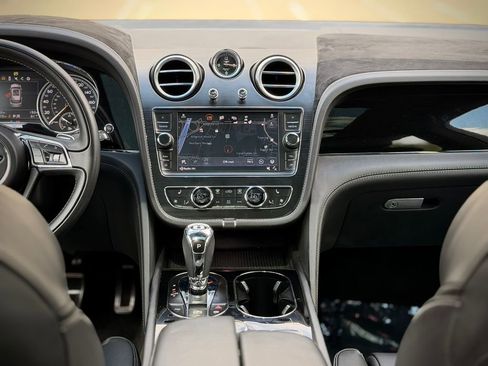 Used 2019 Bentley Bentayga AWD/4WD image 19
