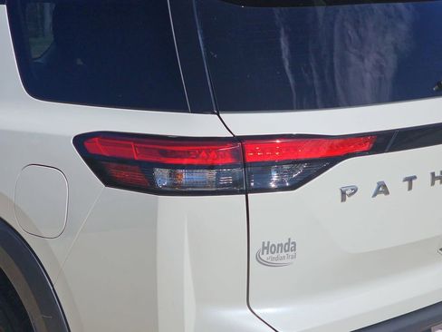 Used 2022 Nissan Pathfinder SV image 21