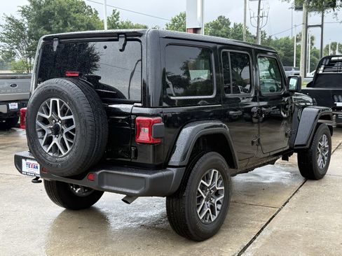 Used 2025 Jeep Wrangler Unlimited Sahara AWD/4WD image 5