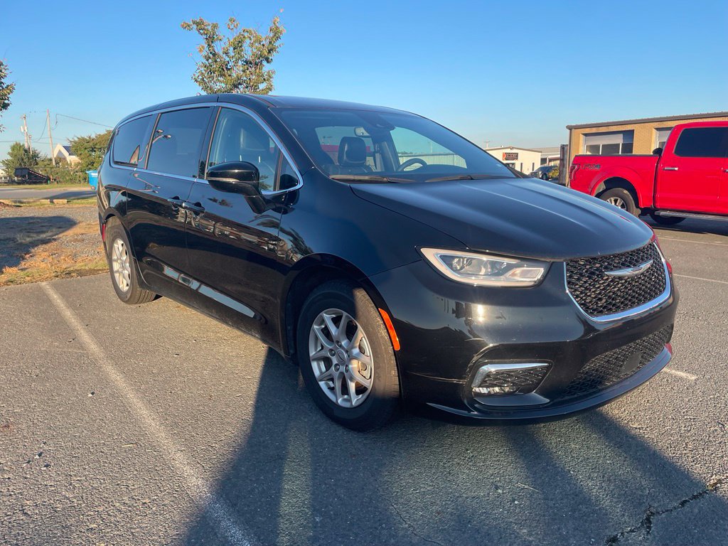 Used 2025 Chrysler Pacifica Select FWD image 2
