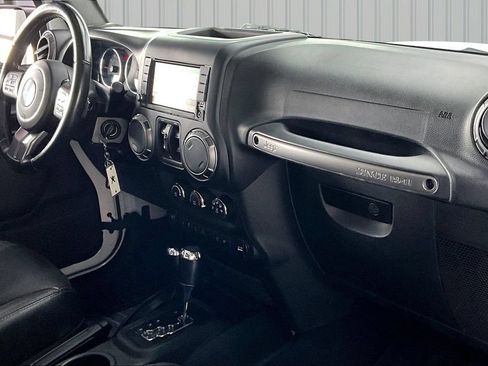 Used 2018 Jeep Wrangler Unlimited Sahara AWD/4WD image 28