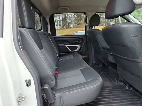 Used 2018 Nissan Titan SV image 12