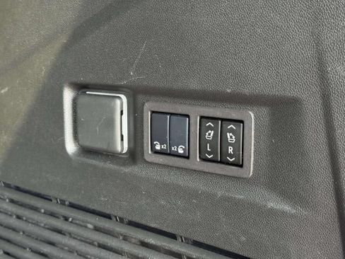 Used 2024 GMC Yukon SLT w/ SLT Premium Package AWD/4WD image 9