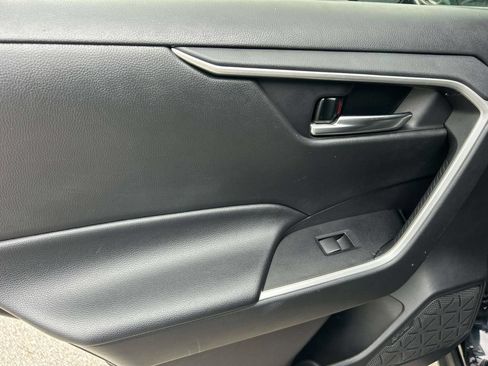 Used 2021 Toyota RAV4 XLE FWD image 19