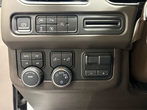 Used 2024 Chevrolet Suburban LT w/ LT Signature Package AWD/4WD image 29