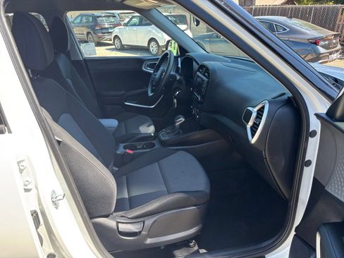 Used 2025 Kia Soul LX w/ LX Technology Package FWD image 34