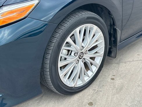Used 2020 Toyota Camry XLE image 9