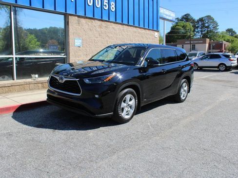 Used 2022 Toyota Highlander LE image 5