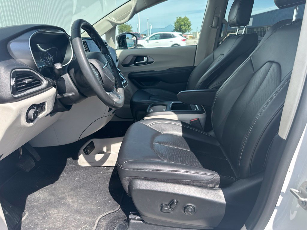 Used 2024 Chrysler Pacifica Touring-L FWD image 11