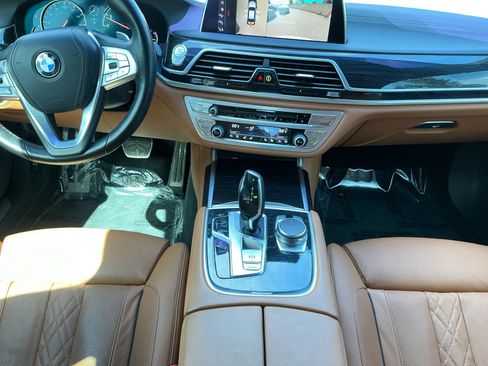 Used 2019 BMW 750i w/ M Sport Package image 10
