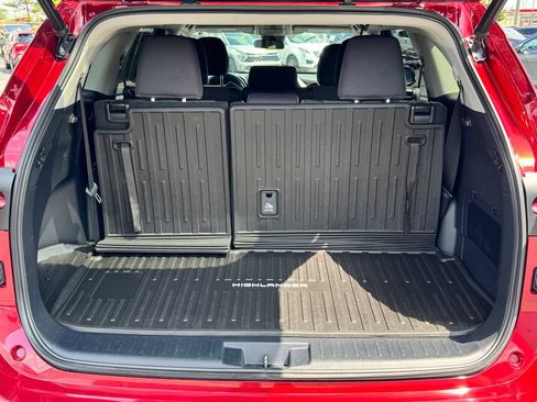 Used 2020 Toyota Highlander LE AWD/4WD image 17